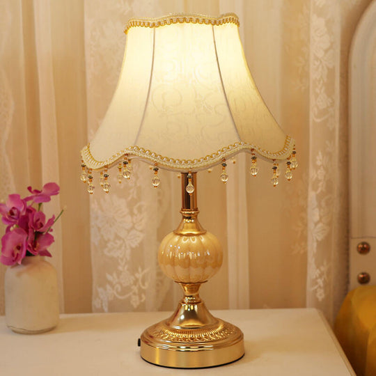 ViennaBloom | Goldene Blumentischlampe mit Stil