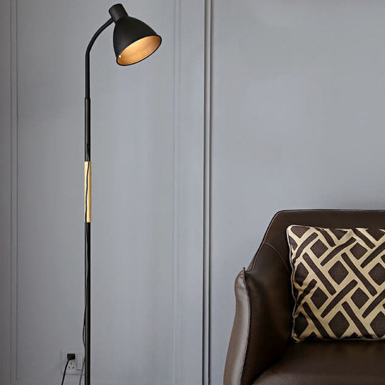 SlimCone | Nordic Minimalistischer Eisenkegel Stehlampe mit langem Stab und 1 Licht