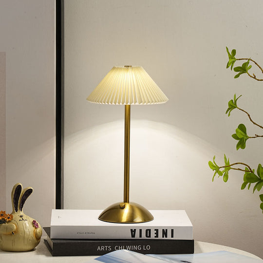 GlowCone | Kegelförmige Stoff-Tischleuchte im Scandi-Stil
