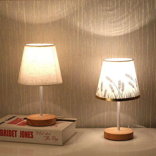 GlowForm | Nordische Vintage Stoffkegel Tischlampe aus Massivholz mit LED