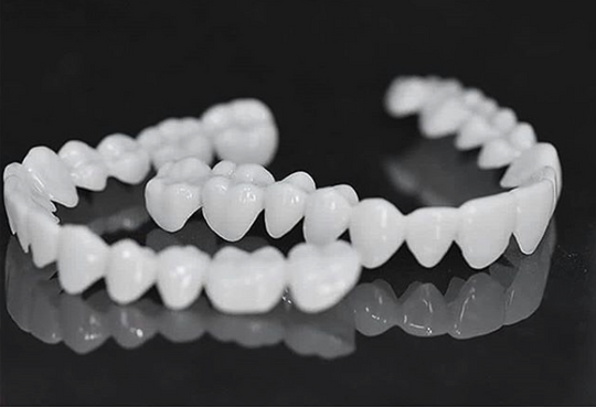 DentGlow | Verstellbare Zahnprothese – Natürlicher Look & Passform