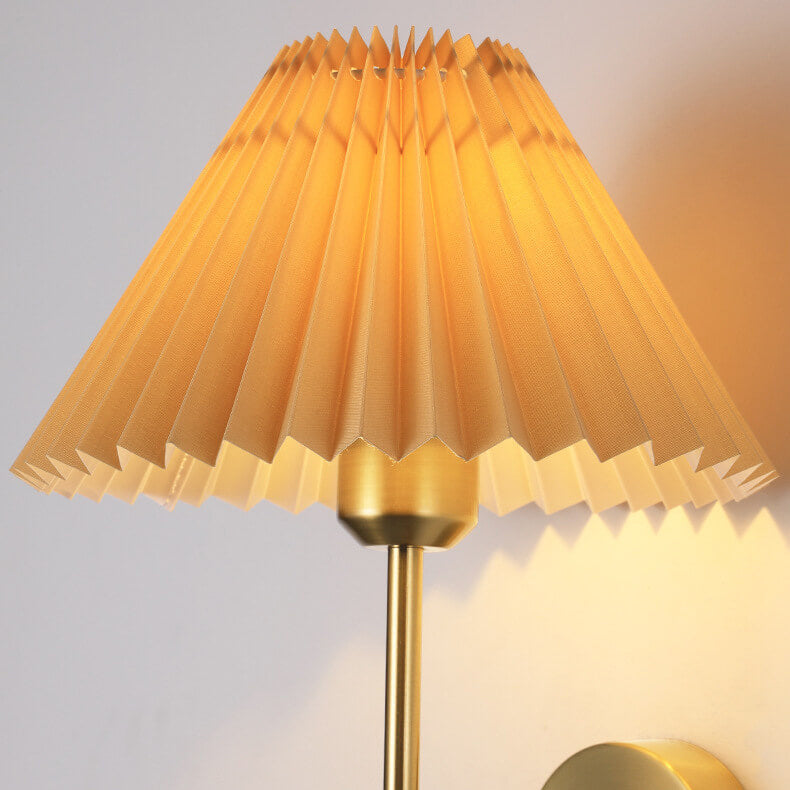 ShadeLuxe | Faltenstoff Wandleuchte mit geradem Arm