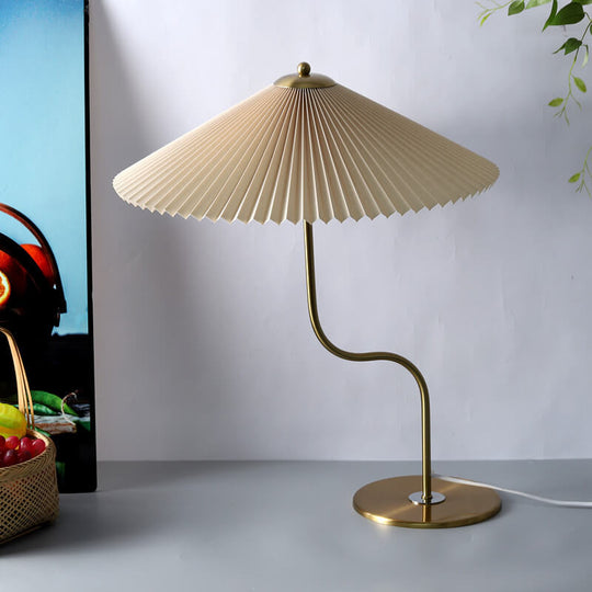 GlowDome | Elegante Tischlampe mit Stoffschirm & 110V Anschluss