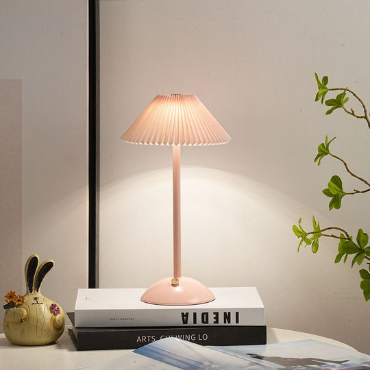GlowCone | Kegelförmige Stoff-Tischleuchte im Scandi-Stil