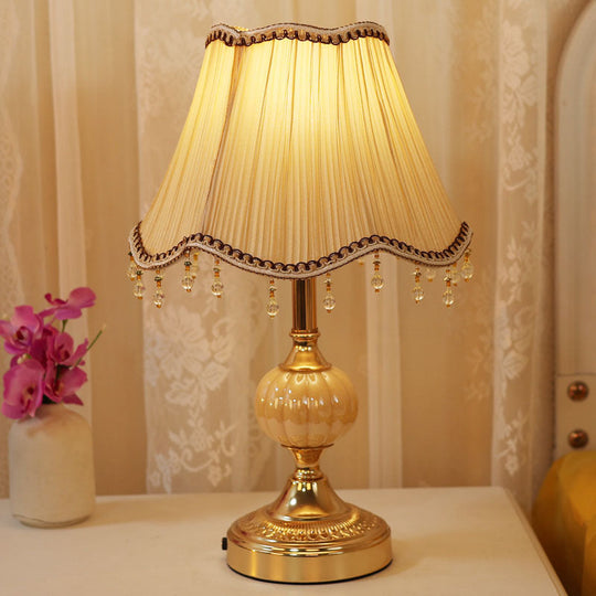 ViennaBloom | Goldene Blumentischlampe mit Stil