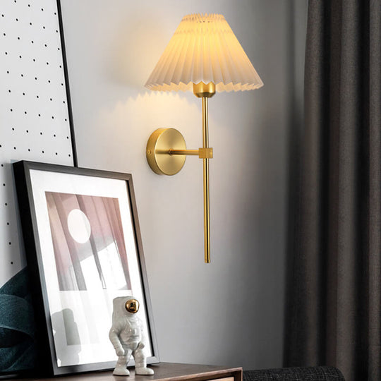 ShadeLuxe | Faltenstoff Wandleuchte mit geradem Arm