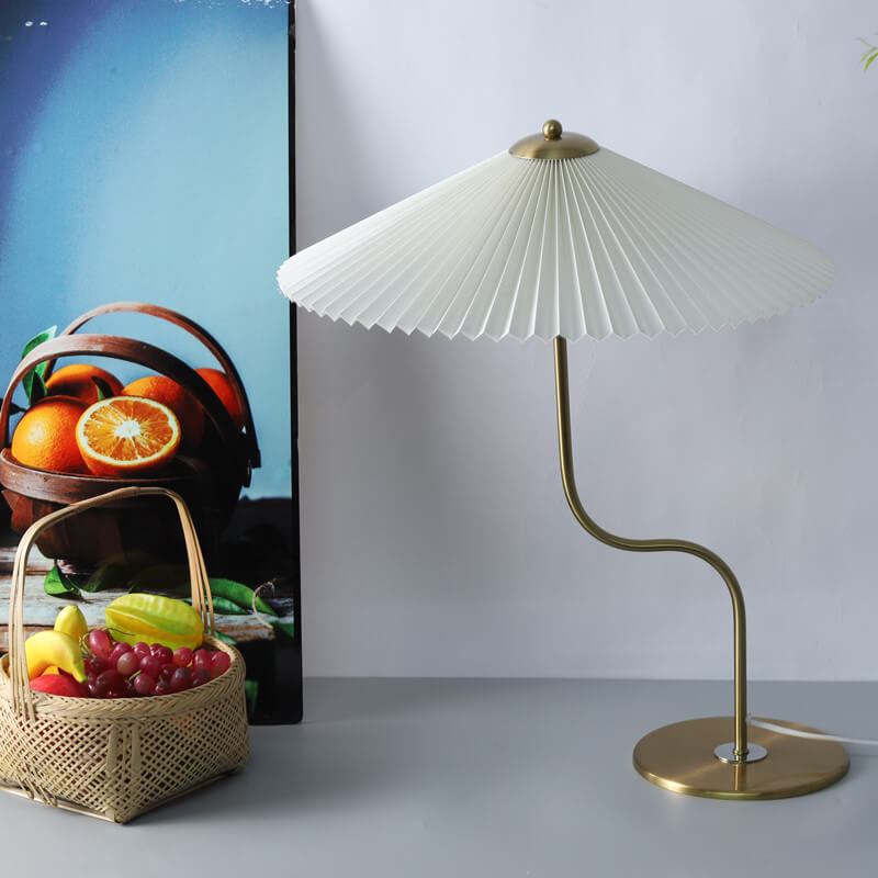 GlowDome | Elegante Tischlampe mit Stoffschirm & 110V Anschluss