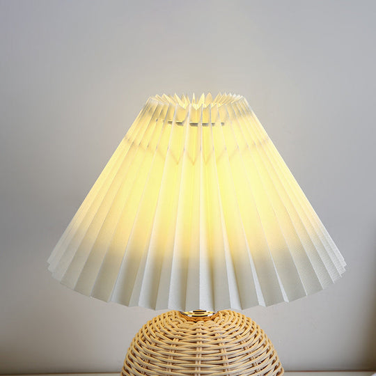 GlowWeave | Sanft dimmbare Rattanleuchte mit Fernbedienung