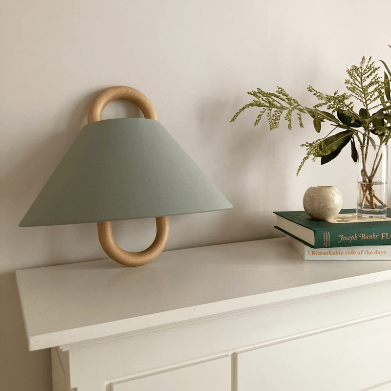 WoodCove | Halbkreis Wandleuchte aus Massivholz & Stoff
