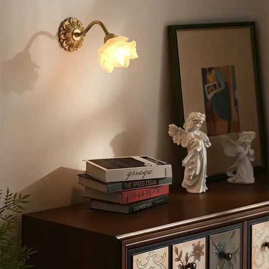 BloomLoom | Glas-Wandleuchte – Klassische Schönheit mit Kupferakzent