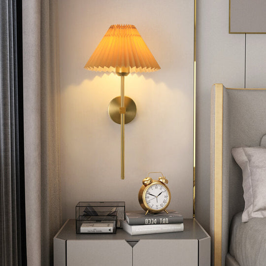 ShadeLuxe | Faltenstoff Wandleuchte mit geradem Arm