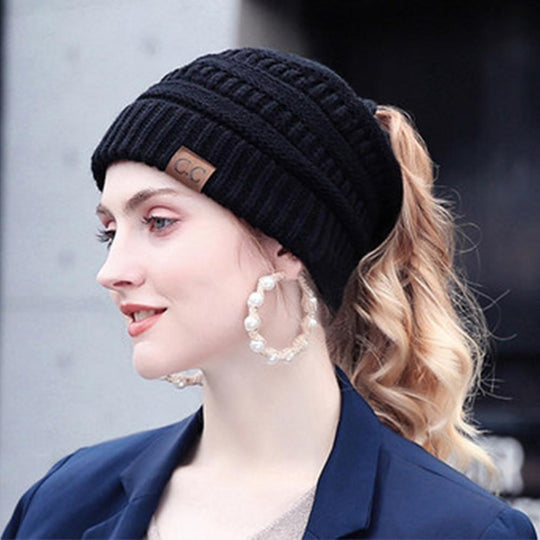 AuraKnit | Pferdeschwanz-Mütze – Weicher Strick-Beanie
