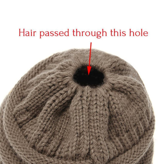 AuraKnit | Pferdeschwanz-Mütze – Weicher Strick-Beanie