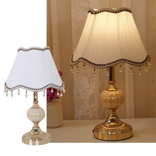 ViennaBloom | Goldene Blumentischlampe mit Stil