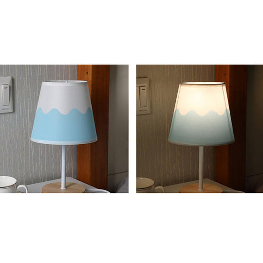 GlowForm | Nordische Vintage Stoffkegel Tischlampe aus Massivholz mit LED