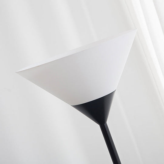ConeLume | Kreative Minimalistische Kegel-Schirm 1-Licht Stehlampe