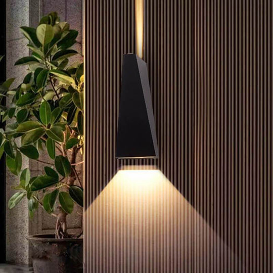 TrapeGlow | Zweiflammige LED-Wandleuchte im Industriedesign