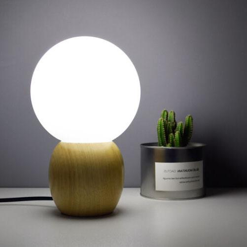 GlowOrbis | Nordische Massivholz Milchweiße Glas-Globus 1-Licht Tischlampe