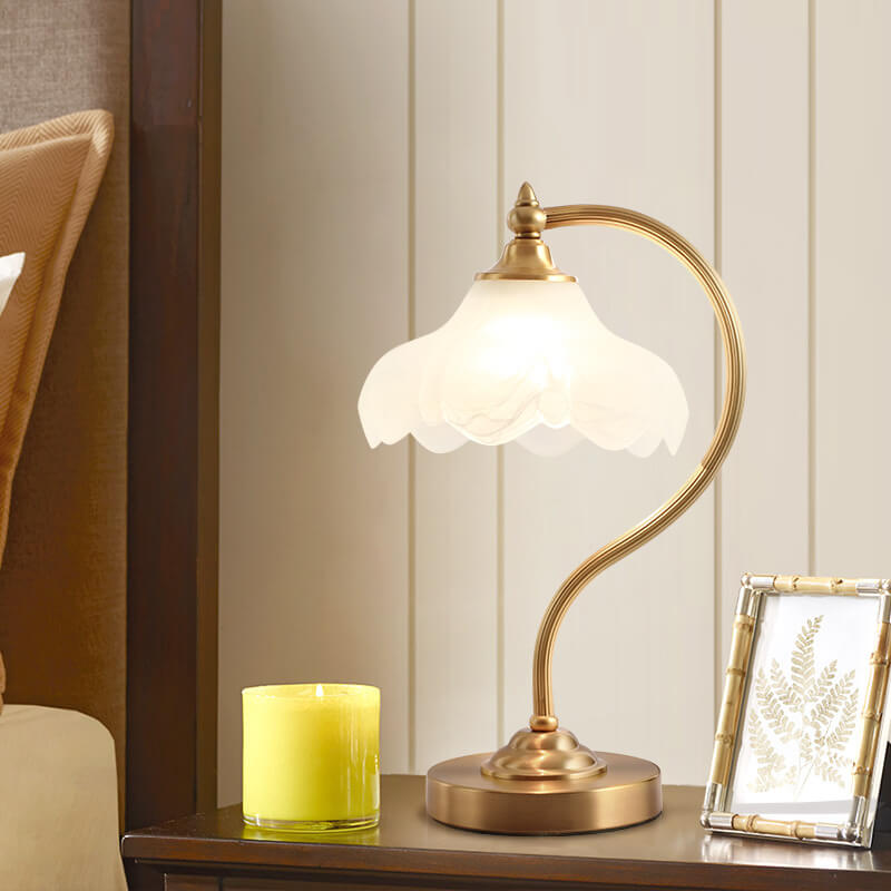 LumaFlora | Vintage Messing Glas Blütenblatt Schirm 1-Licht Tischlampe