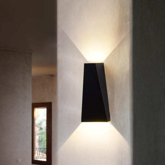 TrapeGlow | Zweiflammige LED-Wandleuchte im Industriedesign