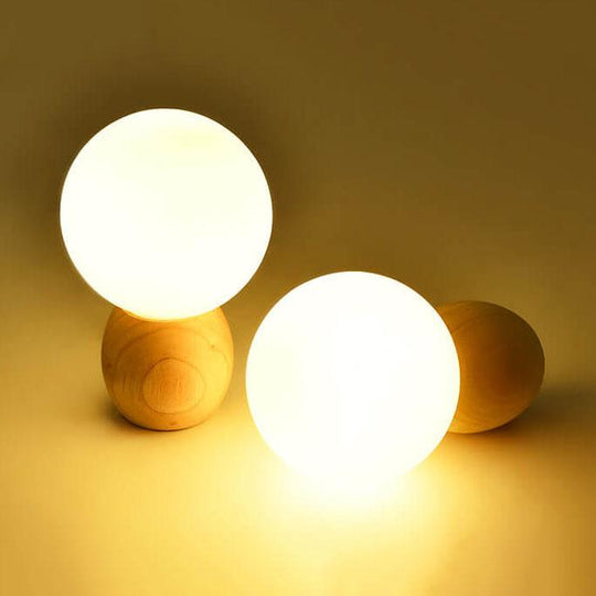 GlowOrbis | Nordische Massivholz Milchweiße Glas-Globus 1-Licht Tischlampe