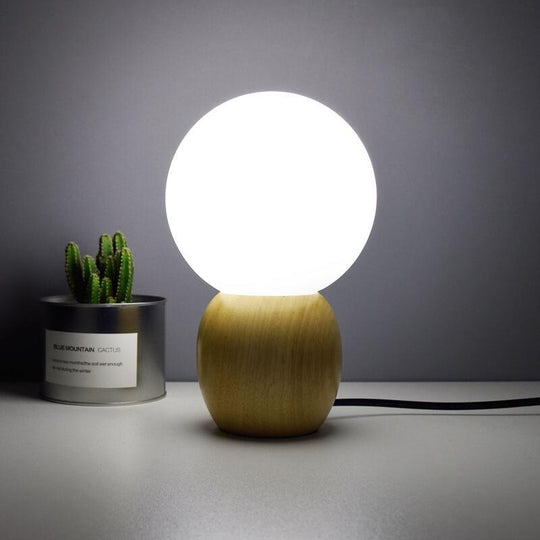 GlowOrbis | Nordische Massivholz Milchweiße Glas-Globus 1-Licht Tischlampe
