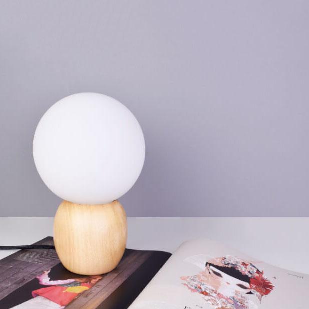 GlowOrbis | Nordische Massivholz Milchweiße Glas-Globus 1-Licht Tischlampe
