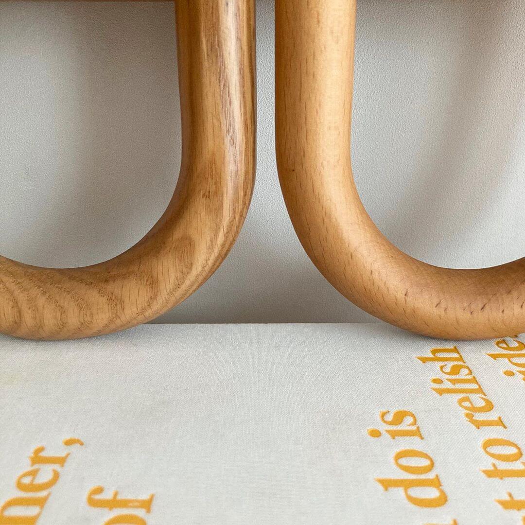 WoodCove | Halbkreis Wandleuchte aus Massivholz & Stoff