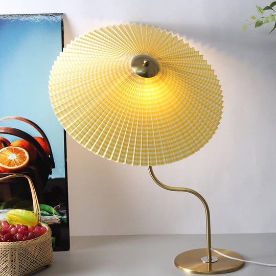 GlowDome | Elegante Tischlampe mit Stoffschirm & 110V Anschluss