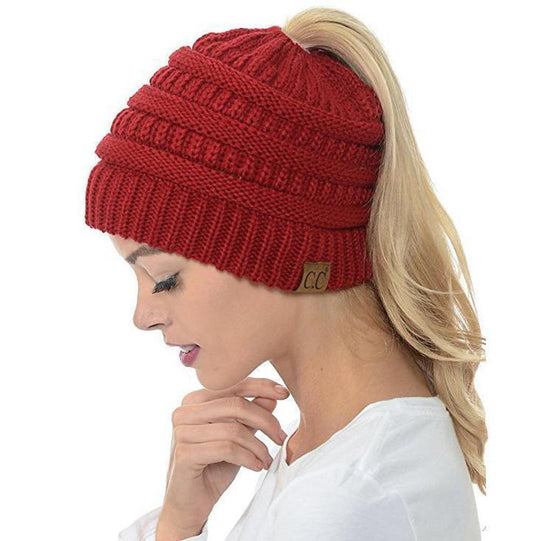 AuraKnit | Pferdeschwanz-Mütze – Weicher Strick-Beanie