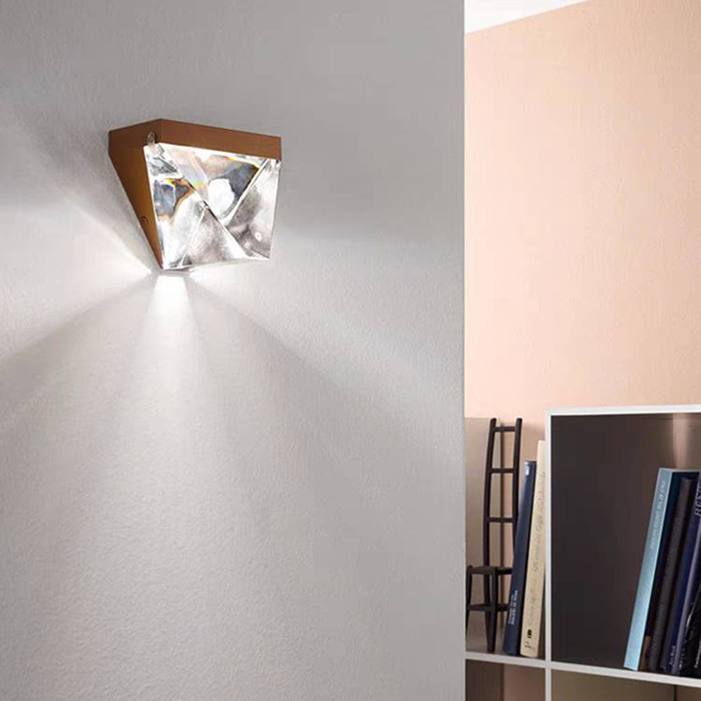 PrismaGlow | Goldener Diamant Wandleuchte