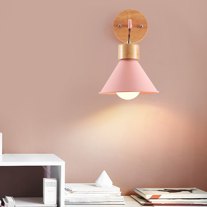 TimberLume | Wandlamp – De stijlvolle kegelvormige lamp met een houten kap
