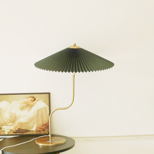 GlowDome | Elegante Tischlampe mit Stoffschirm & 110V Anschluss