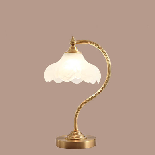 LumaFlora | Vintage Messing Glas Blütenblatt Schirm 1-Licht Tischlampe