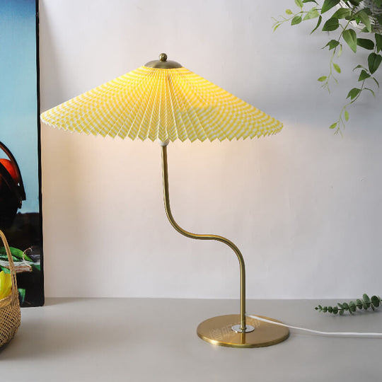 GlowDome | Elegante Tischlampe mit Stoffschirm & 110V Anschluss