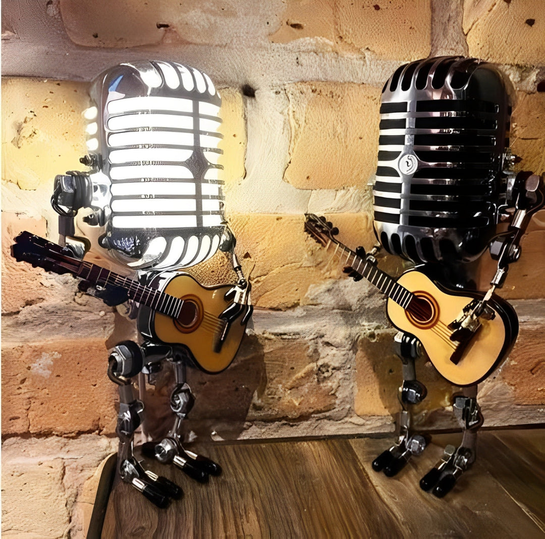 TuneBot | Vintage Metallmikrofon Roboter mit Gitarrenlampe