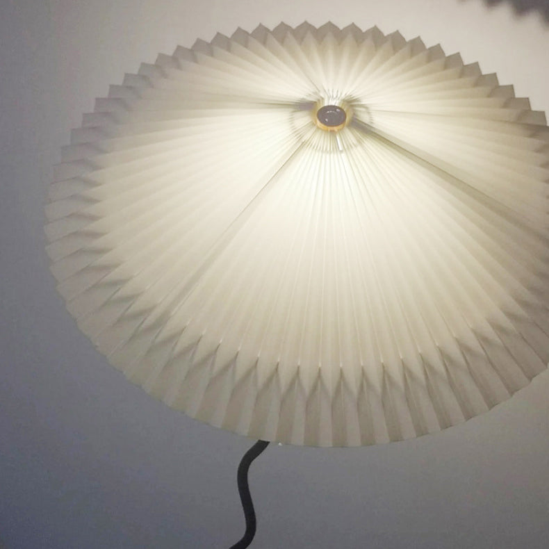 KasaGlow | Traditionelle japanische Stoff-Eisen-Regenschirm 1-Licht Stehlampe