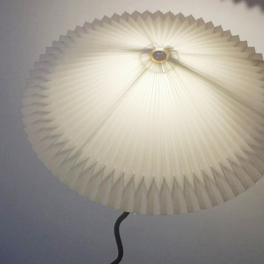 KasaGlow | Traditionelle japanische Stoff-Eisen-Regenschirm 1-Licht Stehlampe