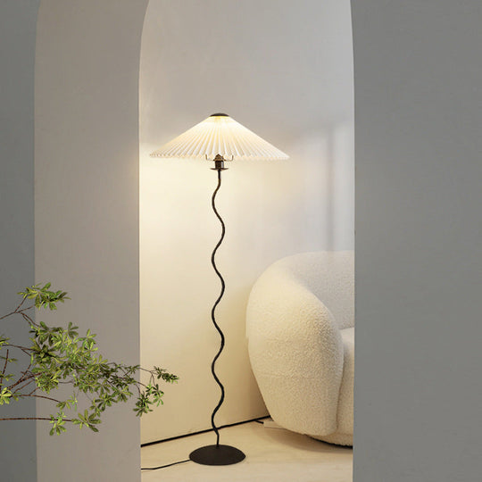 KasaGlow | Traditionelle japanische Stoff-Eisen-Regenschirm 1-Licht Stehlampe