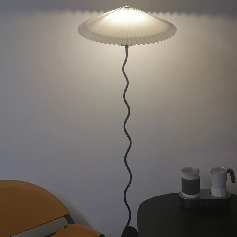 KasaGlow | Traditionelle japanische Stoff-Eisen-Regenschirm 1-Licht Stehlampe
