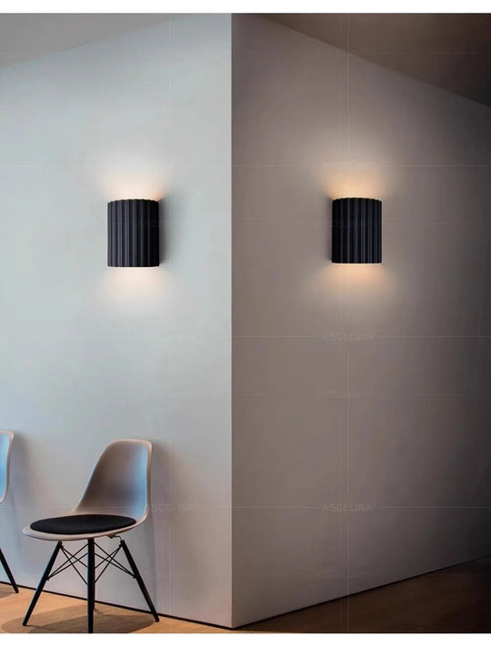 GleamEdge | Künstlerisches LED-Glühen & stilvolle Kunstharz-Wandleuchte9