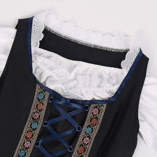 HerzDirndl | Exklusives Damen Dirndl für das Oktoberfest3