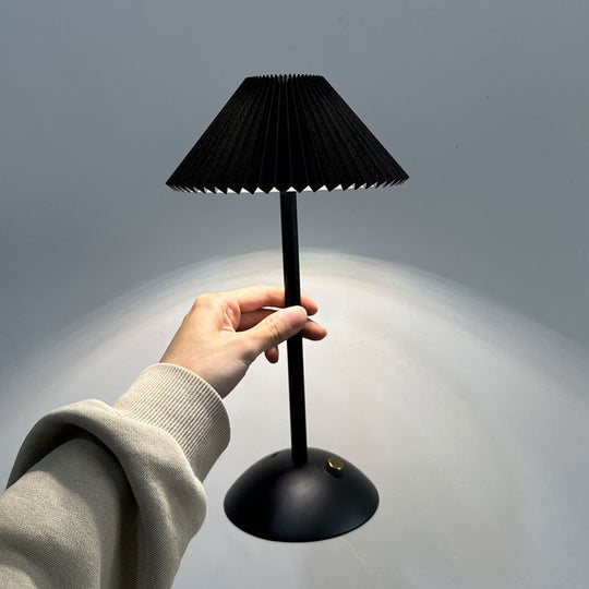 GlowCone | Kegelförmige Stoff-Tischleuchte im Scandi-Stil