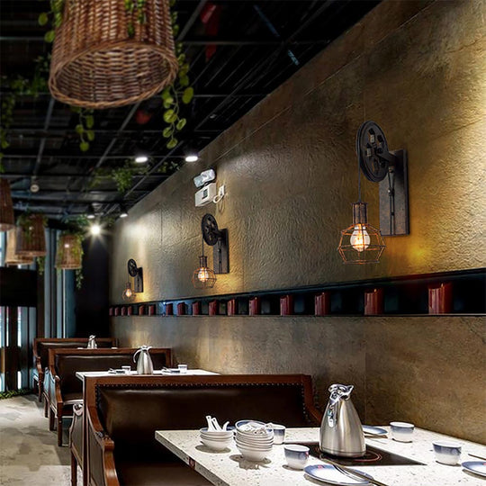 RusticReel | Rustikale Wandleuchte aus Holz und Metall1