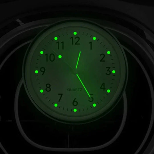 RoadTime | Fahrzeuguhr – Leuchtend, Robust & Präzise