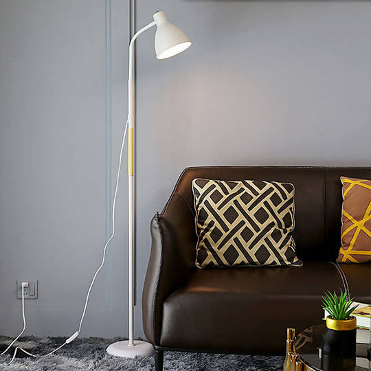SlimCone | Nordic Minimalistischer Eisenkegel Stehlampe mit langem Stab und 1 Licht
