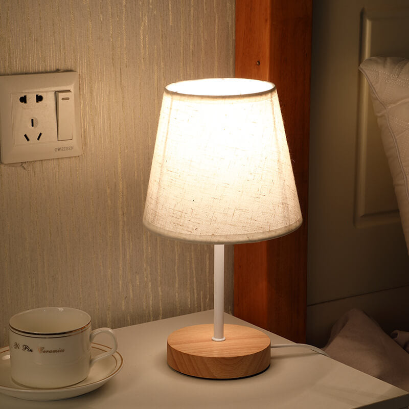 GlowForm | Nordische Vintage Stoffkegel Tischlampe aus Massivholz mit LED