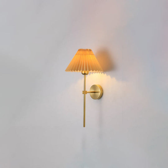 ShadeLuxe | Faltenstoff Wandleuchte mit geradem Arm
