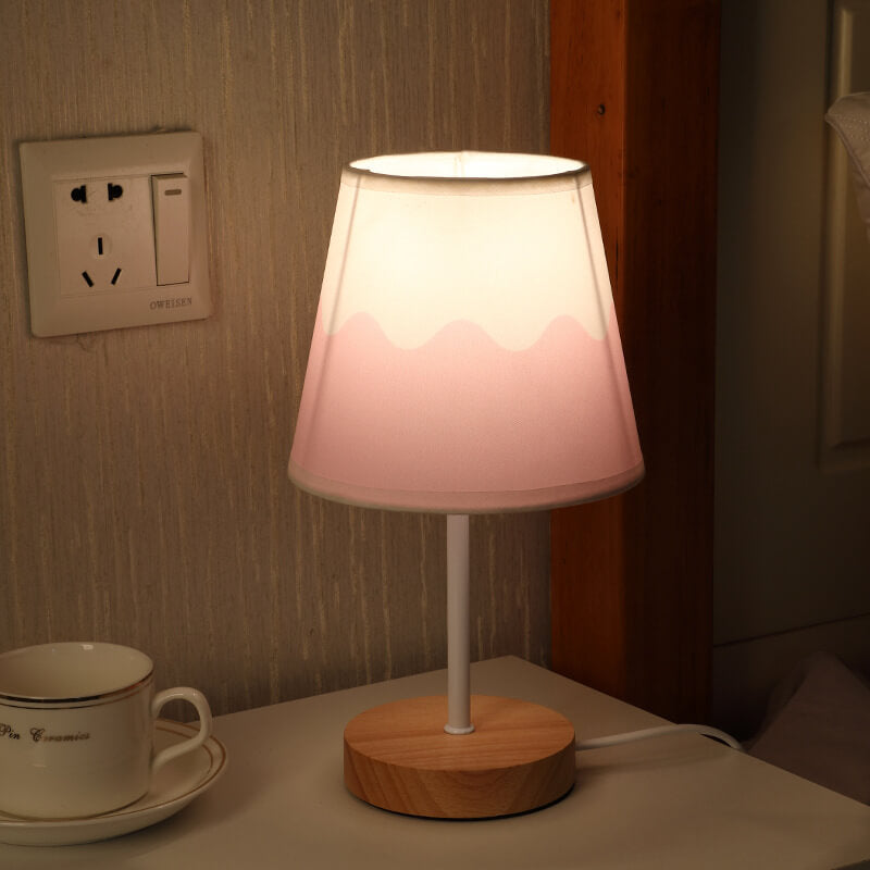 GlowForm | Nordische Vintage Stoffkegel Tischlampe aus Massivholz mit LED