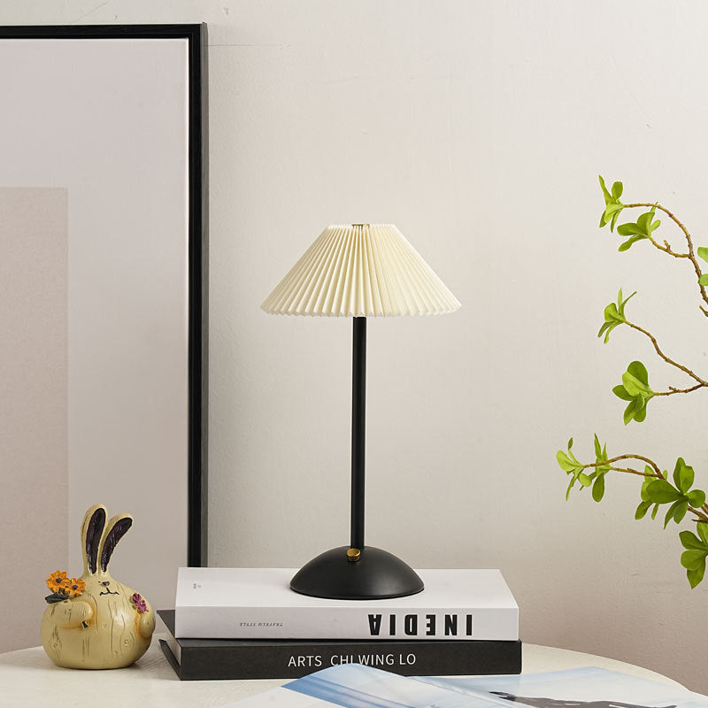 GlowCone | Kegelförmige Stoff-Tischleuchte im Scandi-Stil